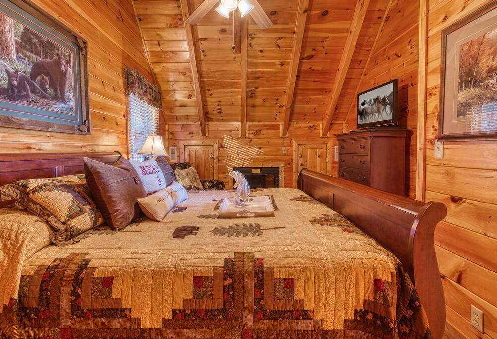 Solid Ground Lodge With Yard! Pigeon Forge Εξωτερικό φωτογραφία