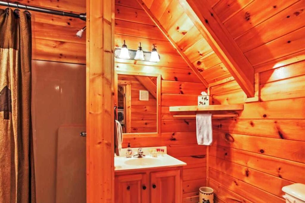 Solid Ground Lodge With Yard! Pigeon Forge Εξωτερικό φωτογραφία