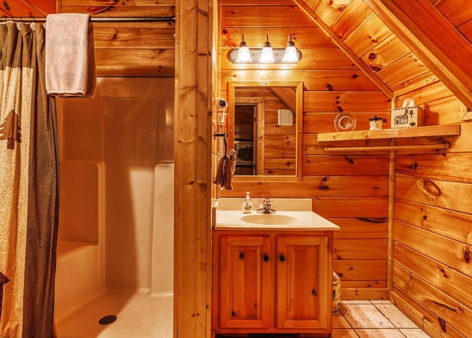 Solid Ground Lodge With Yard! Pigeon Forge Εξωτερικό φωτογραφία