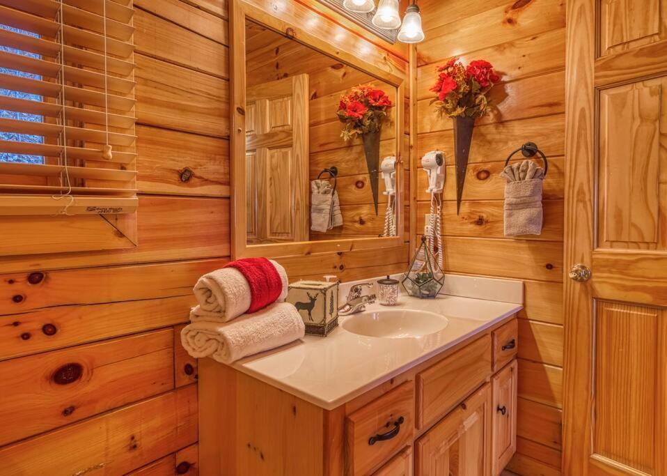 Solid Ground Lodge With Yard! Pigeon Forge Εξωτερικό φωτογραφία