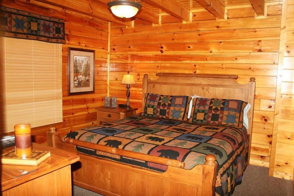 Solid Ground Lodge With Yard! Pigeon Forge Εξωτερικό φωτογραφία