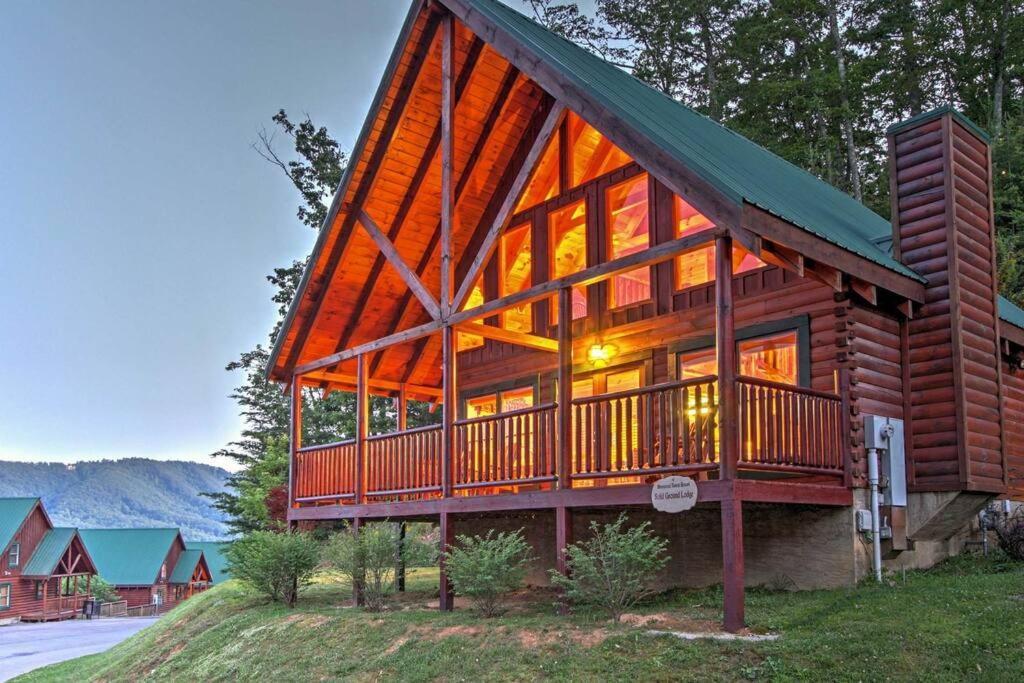 Solid Ground Lodge With Yard! Pigeon Forge Εξωτερικό φωτογραφία
