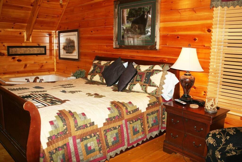 Solid Ground Lodge With Yard! Pigeon Forge Εξωτερικό φωτογραφία
