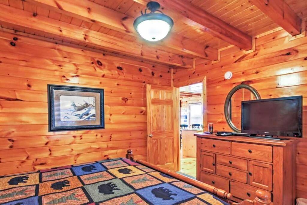 Solid Ground Lodge With Yard! Pigeon Forge Εξωτερικό φωτογραφία