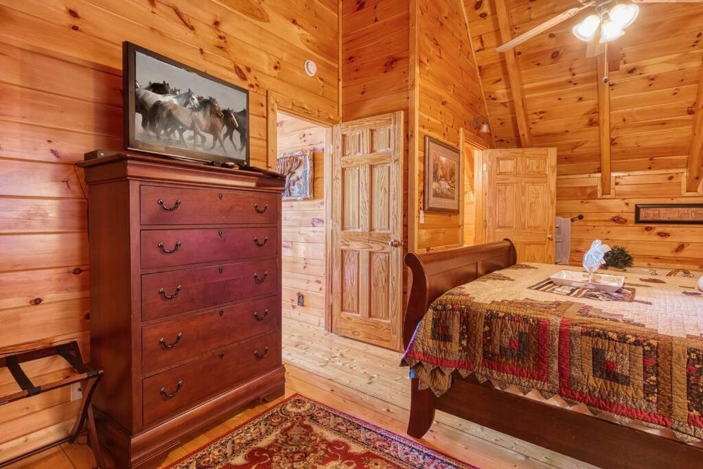 Solid Ground Lodge With Yard! Pigeon Forge Εξωτερικό φωτογραφία