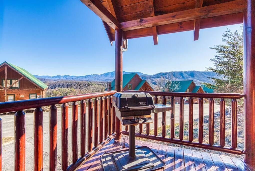 Solid Ground Lodge With Yard! Pigeon Forge Εξωτερικό φωτογραφία
