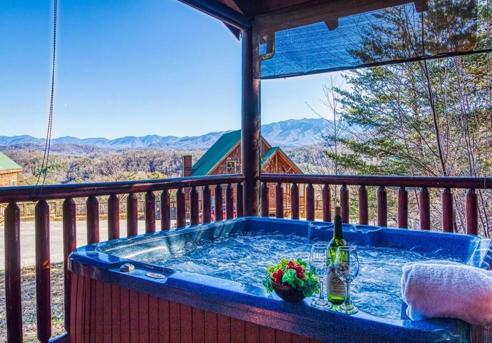 Solid Ground Lodge With Yard! Pigeon Forge Εξωτερικό φωτογραφία