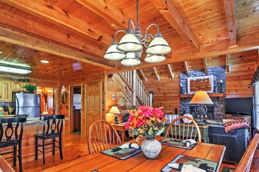 Solid Ground Lodge With Yard! Pigeon Forge Εξωτερικό φωτογραφία