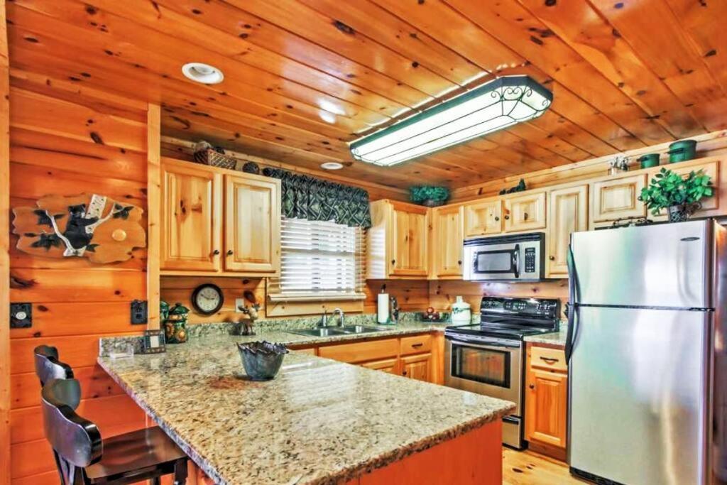 Solid Ground Lodge With Yard! Pigeon Forge Εξωτερικό φωτογραφία