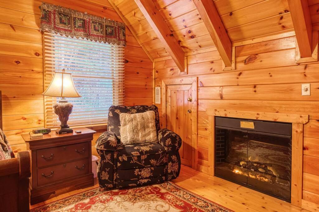 Solid Ground Lodge With Yard! Pigeon Forge Εξωτερικό φωτογραφία