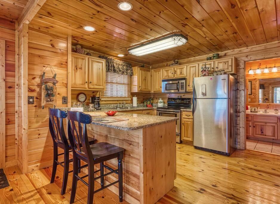 Solid Ground Lodge With Yard! Pigeon Forge Εξωτερικό φωτογραφία
